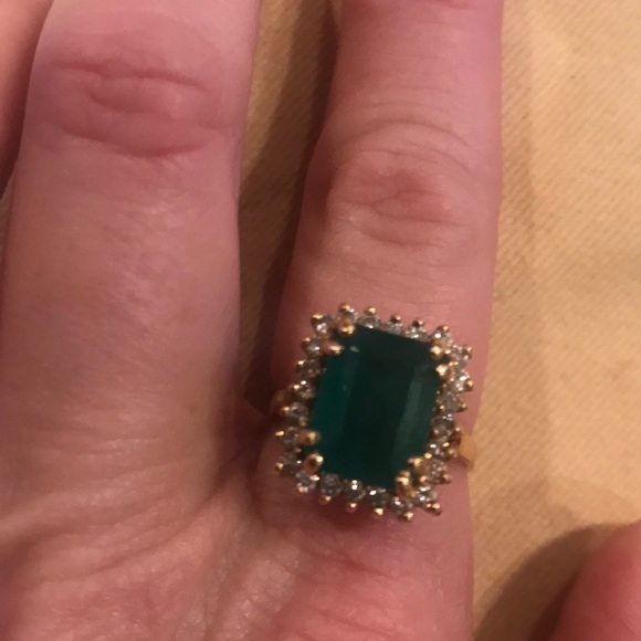 Gorgeous Emerald Ring with Diamonds - Picture 3 of 8